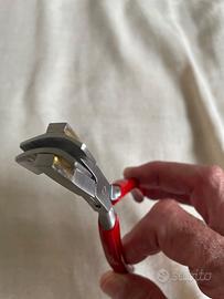 Pinza per curvare le barre a molla degli orologi