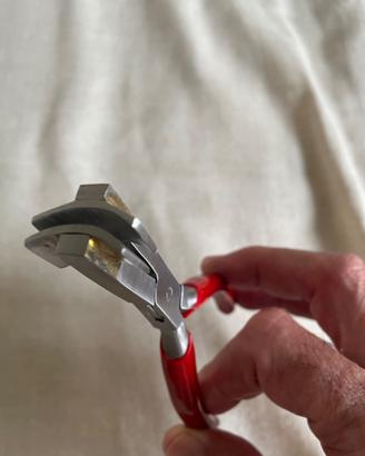 Pinza per curvare le barre a molla degli orologi