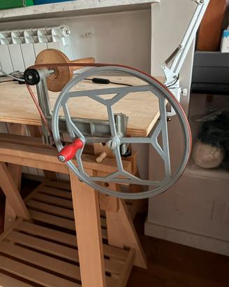 Bobinatore per fuselli necessari alle macchine mag
