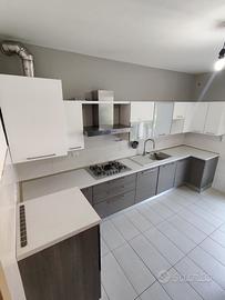 Cucina moderna usata con forno e lavastoviglie