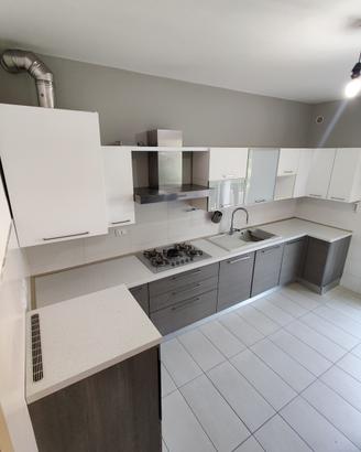 Cucina moderna usata con forno e lavastoviglie