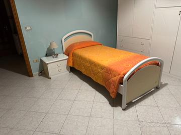 Letto singolo bianco completo con rete