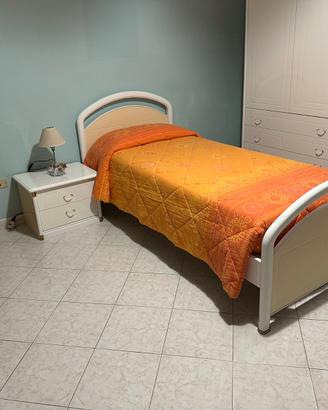 Letto singolo bianco completo con rete