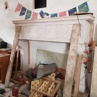 Camino in marmo scolpito di grandi dimensioni