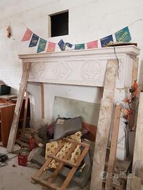 Camino in marmo scolpito di grandi dimensioni