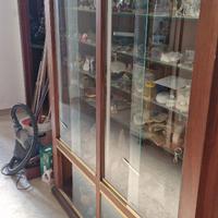vetrina in legno con minerali