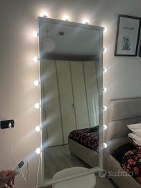 Specchio grande con luci
