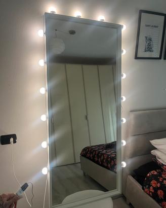 Specchio grande con luci