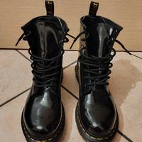 Stivaletti Dr. Martens neri lucidi.