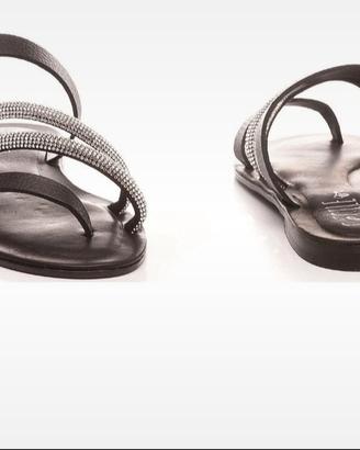Sandalo nero di pelle con strass
