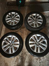 Set 4 cerchi in lega Volkswagen + gomme invernali 
