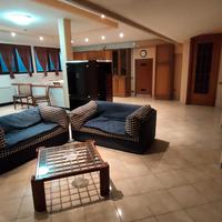 Mansarda arredata di fronte famila