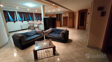 Mansarda arredata di fronte famila