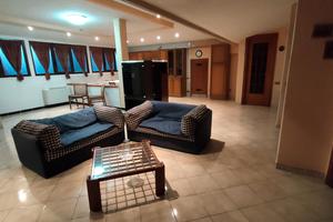 Mansarda arredata di fronte famila