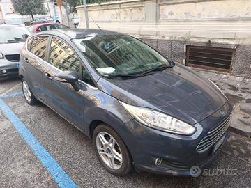 Ford fiesta camb. Automat .prezzo è compreso pass.