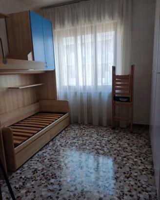 Cameretta con letto a castello già smontata