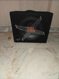 subwoofer più amplificatore e una radio doppio din