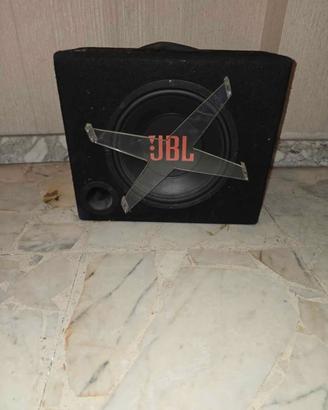 subwoofer più amplificatore e una radio doppio din