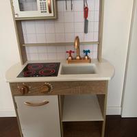 Cucina giocattolo in legno con accessori