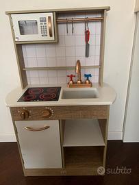 Cucina giocattolo in legno con accessori
