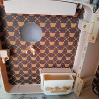 Zainetto rigido di colore beige.