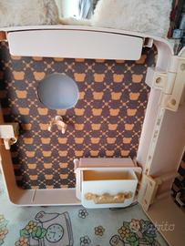 Zainetto rigido di colore beige.