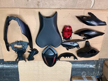 Ricambi orig/aftermarket per Triumph street triple