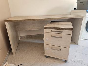 Scrivania con cassettiera 
