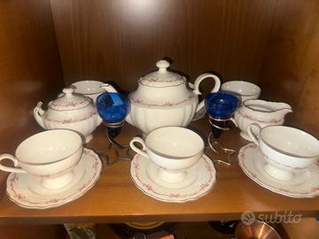 Corredo: tazzine, piatti, vasi