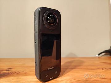 Insta360 x5 con selfie stick e Bullet time