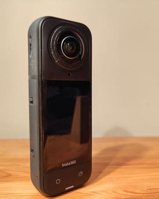 Insta360 x5 con selfie stick e Bullet time