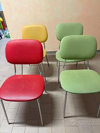 4 sedie di diversi colori