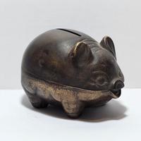 Vecchio salvadanaio a forma di maialino in bronzo
