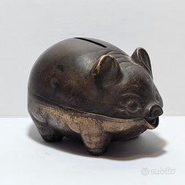 Vecchio salvadanaio a forma di maialino in bronzo