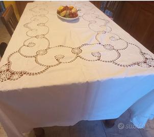 Tovaglia ricamo ad intaglio 