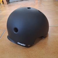 Pattini a rotelle, ginocchiere, gomitiere e casco