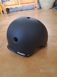 Pattini a rotelle, ginocchiere, gomitiere e casco