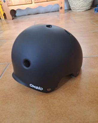 Pattini a rotelle, ginocchiere, gomitiere e casco