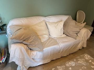 Divano Ektorp due posti bianco con puff abbinato