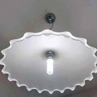 Lampadario in vetro bianco ondulato