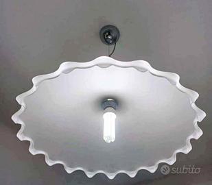 Lampadario in vetro bianco ondulato