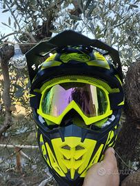 Casco da cross con occhiali 
