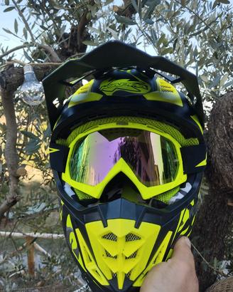 Casco da cross con occhiali 