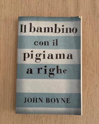 il bambino con il pigiama a righe