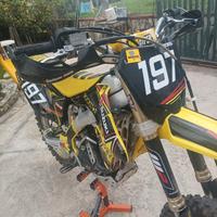 Suzuki RM-Z 250 4t. Moto potente
