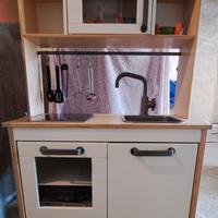 Cucina e lettino bambole in legno Duktig Ikea