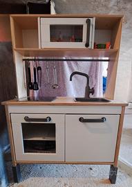 Cucina e lettino bambole in legno Duktig Ikea