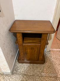 Mobiletto in legno vintage con anta e ripiano