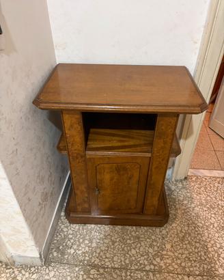 Mobiletto in legno vintage con anta e ripiano
