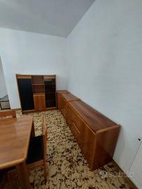 Sala completa di tavolo e sei sedie imbottite